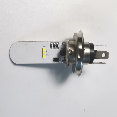 La LED est une source lumineuse économe en énergie, une diode électroluminescente, un modèle universel